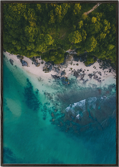 Arte paesaggistico aereo della costa rocciosa