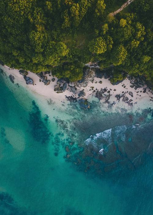 Arte paesaggistico aereo della costa rocciosa