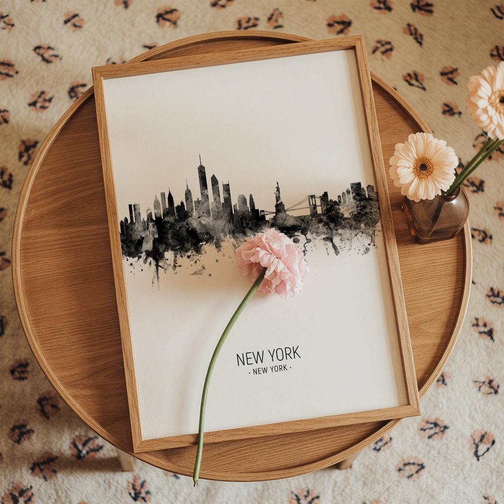 New York Skyline en blanco y negro - Framed poster in an interior