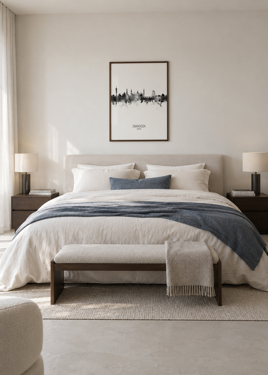 Zaragoza Skyline en blanco y negro - Framed poster in an interior