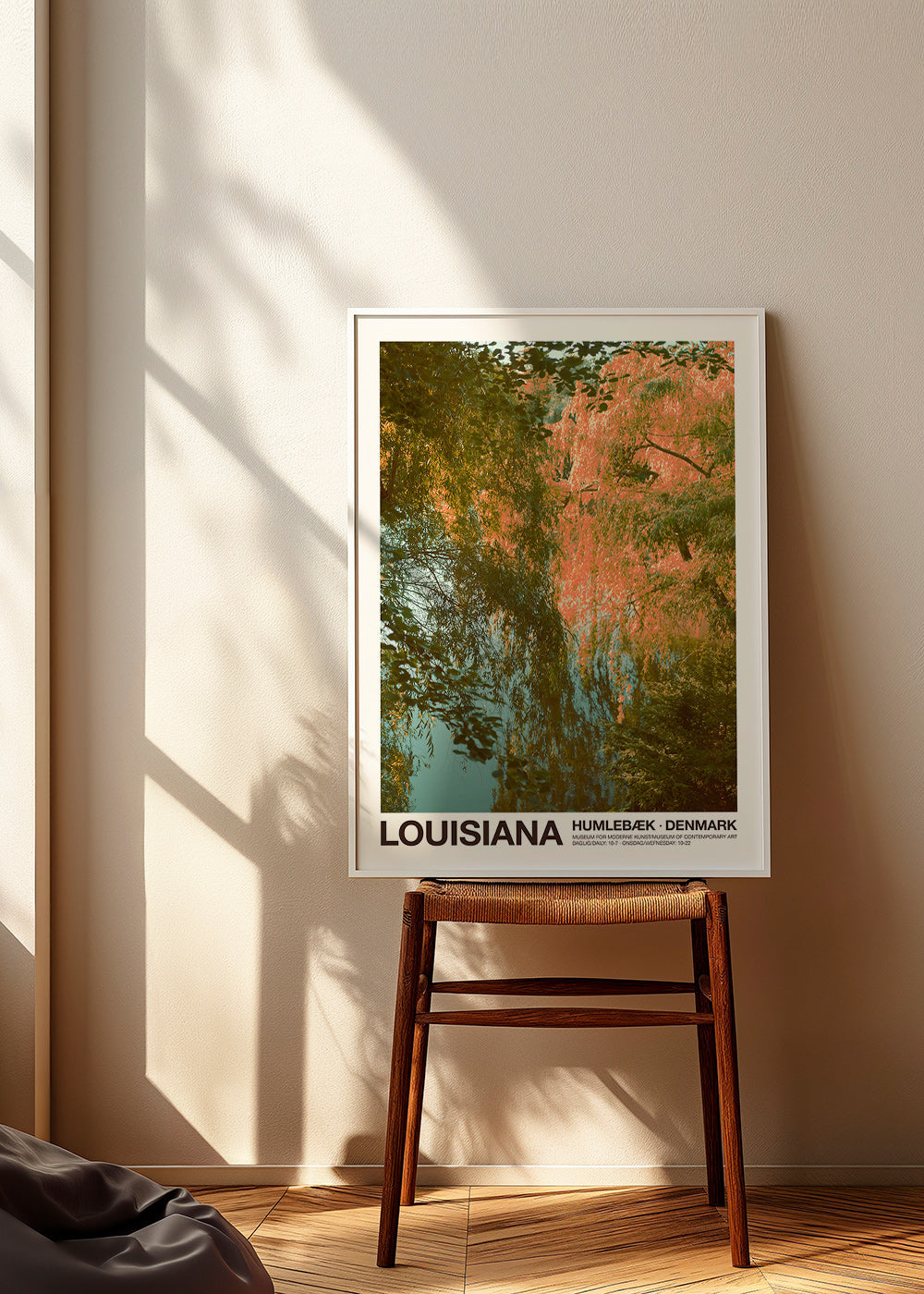 Quadro paesaggistico con lago e riflessi rosa