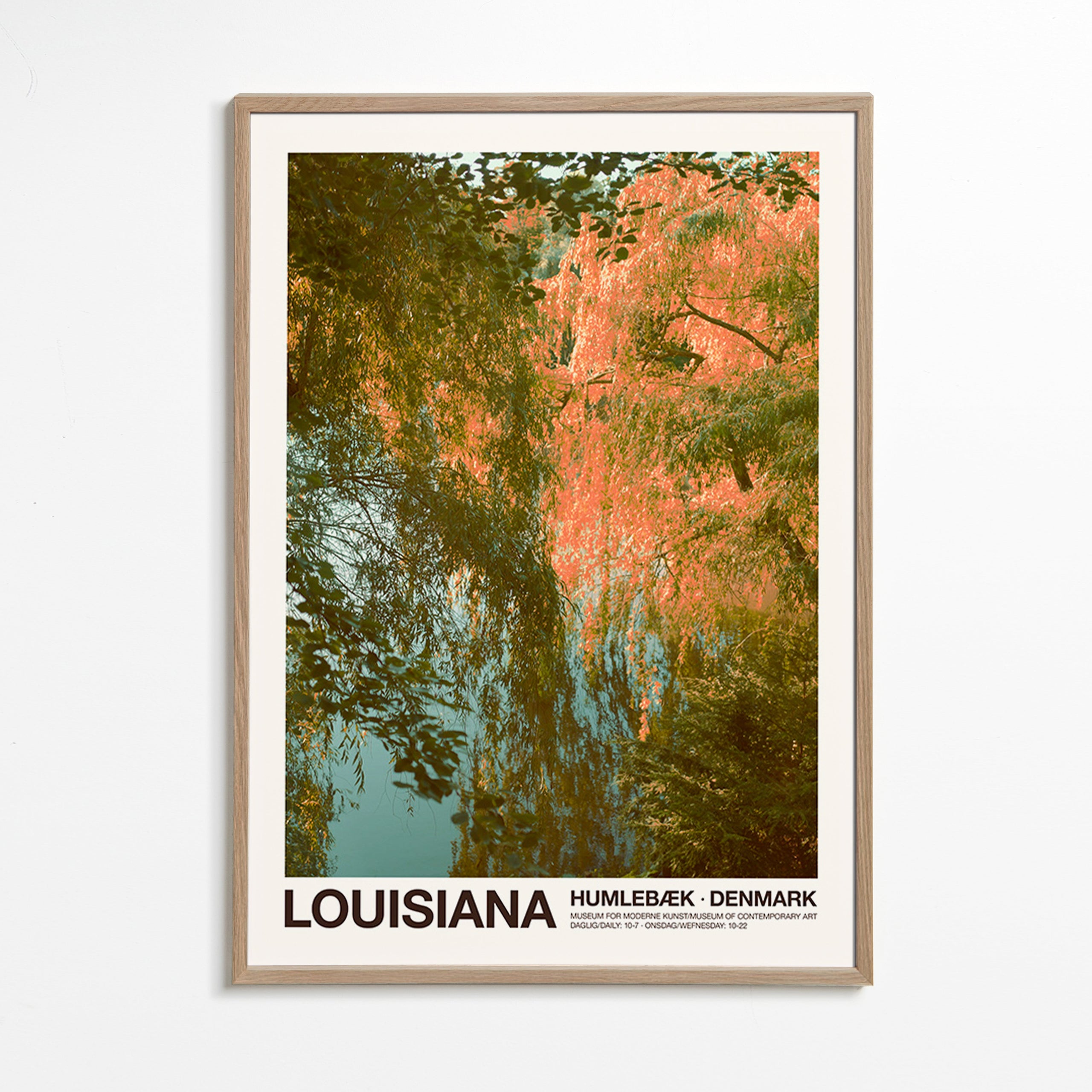 Quadro paesaggistico con lago e riflessi rosa