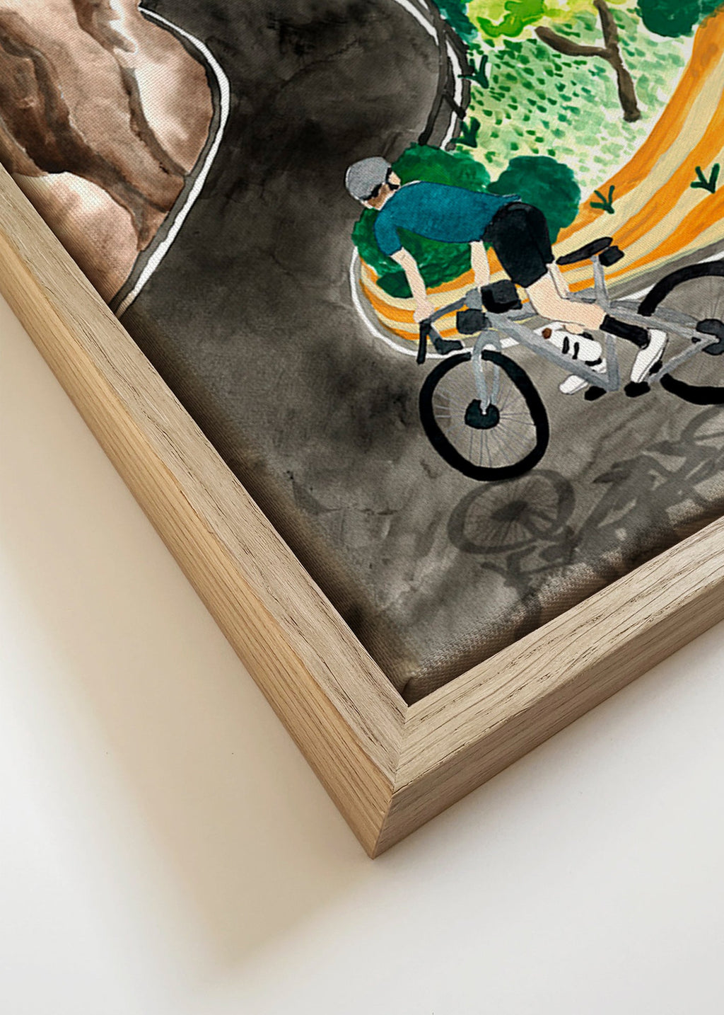 Quadro paesaggio con ciclista in curva di montagna