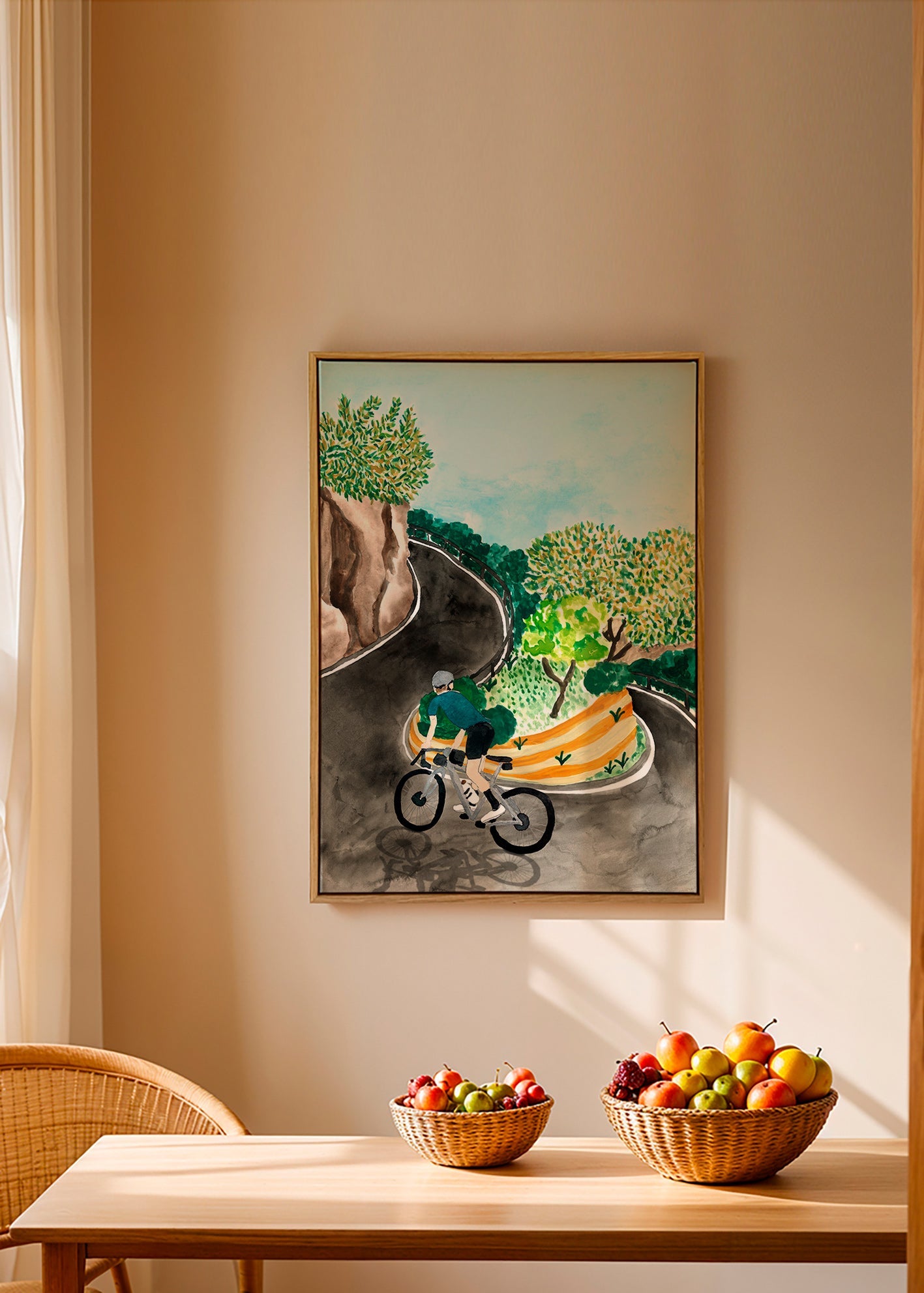 Quadro paesaggio con ciclista in curva di montagna