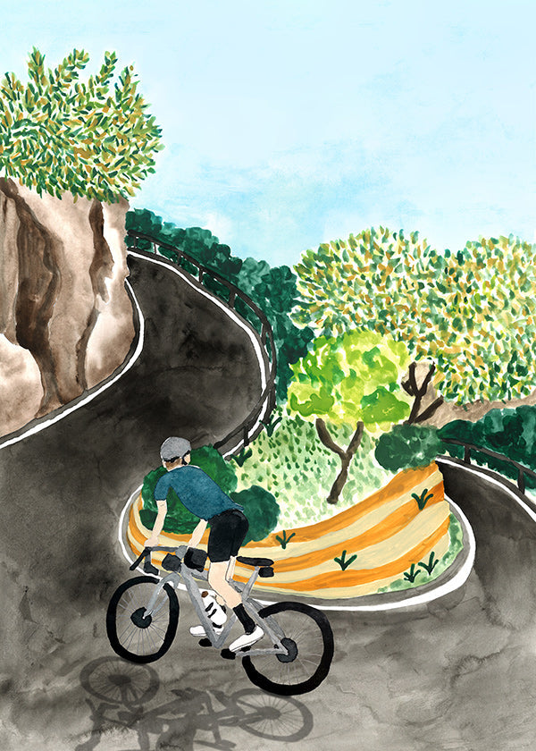 Quadro paesaggio con ciclista in curva di montagna