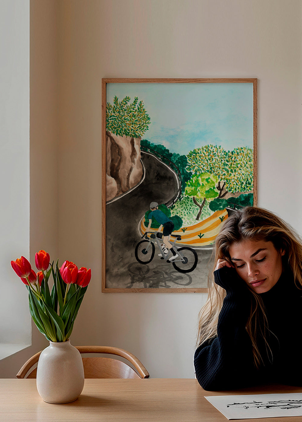 Quadro paesaggio con ciclista in curva di montagna