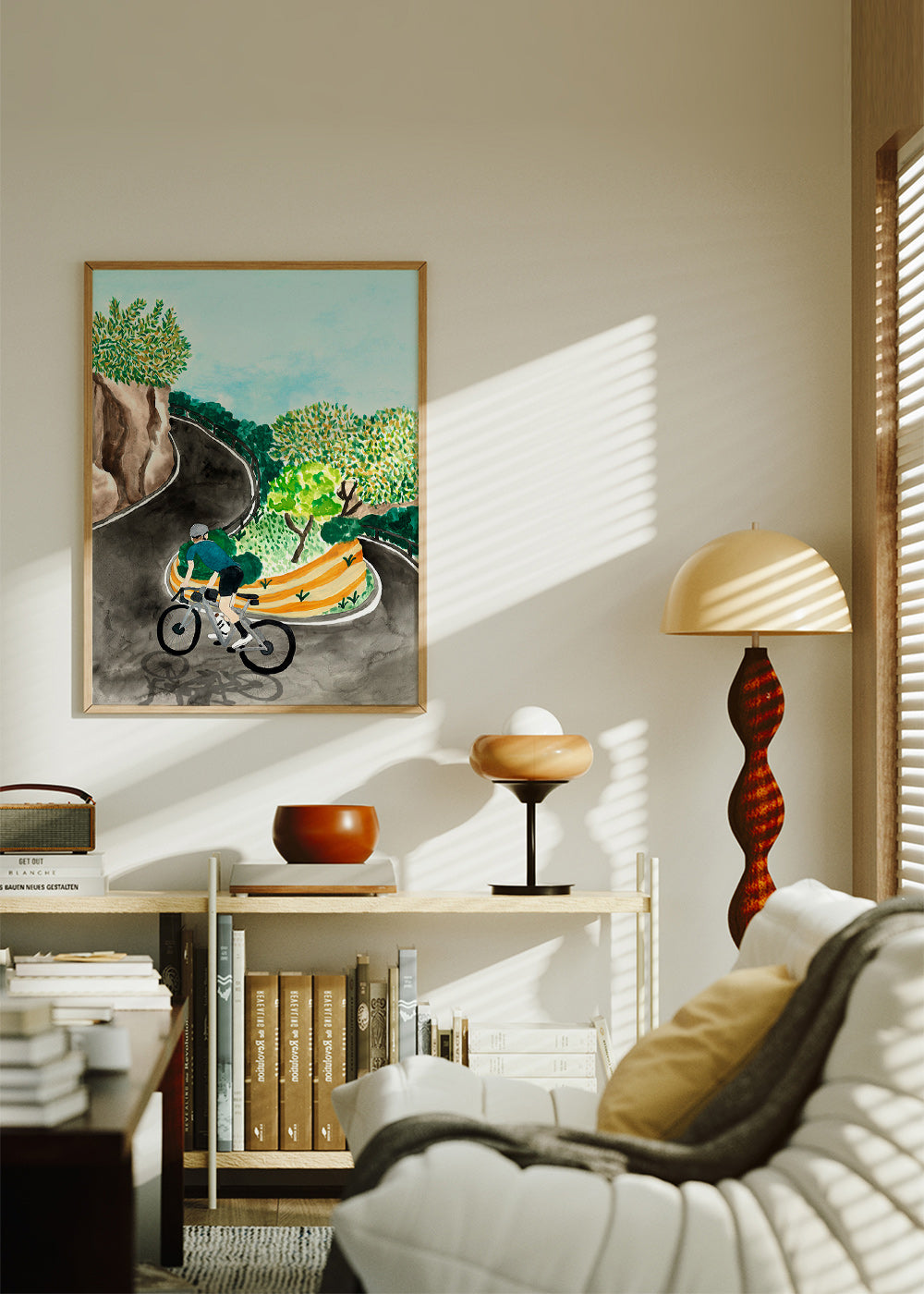 Quadro paesaggio con ciclista in curva di montagna