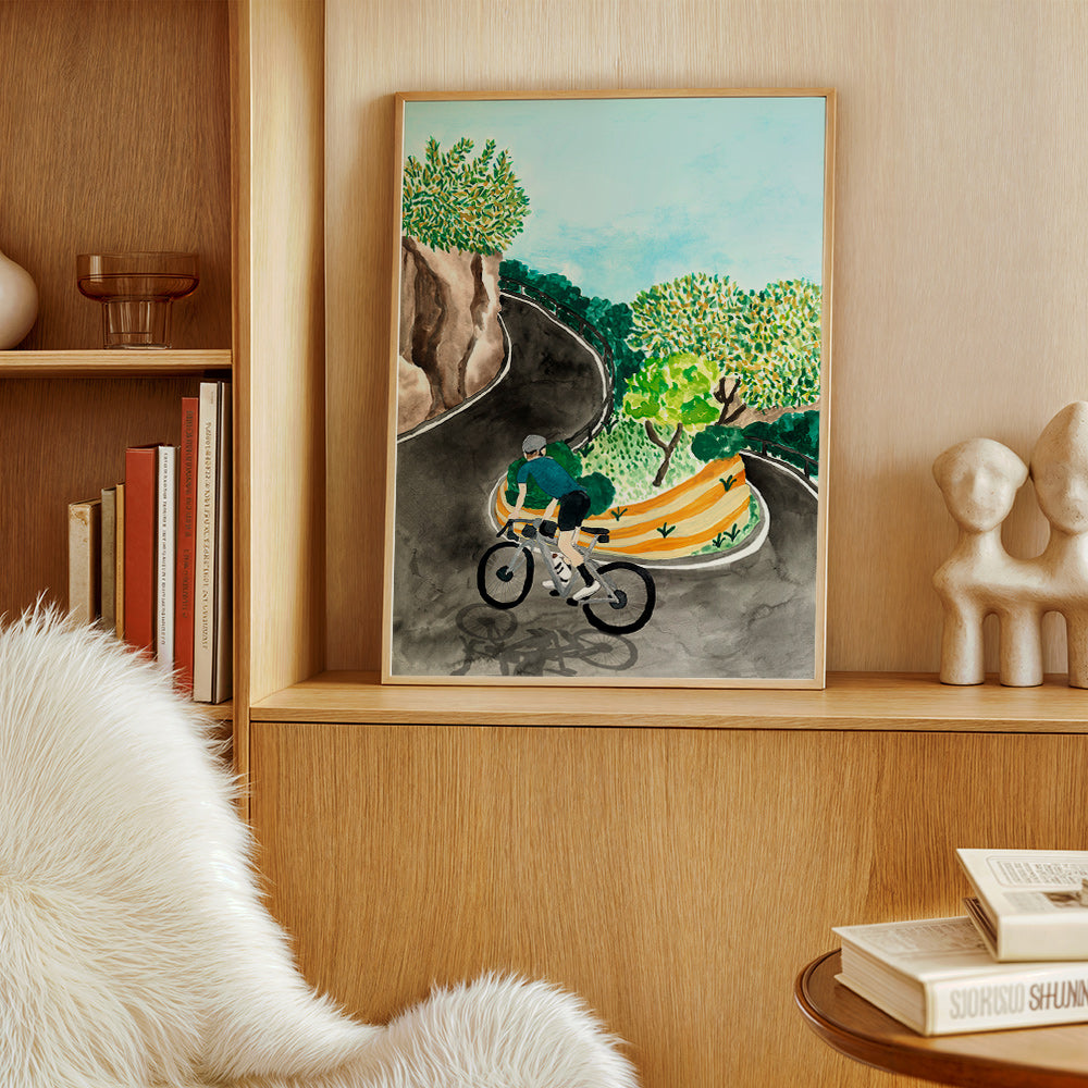 Quadro paesaggio con ciclista in curva di montagna