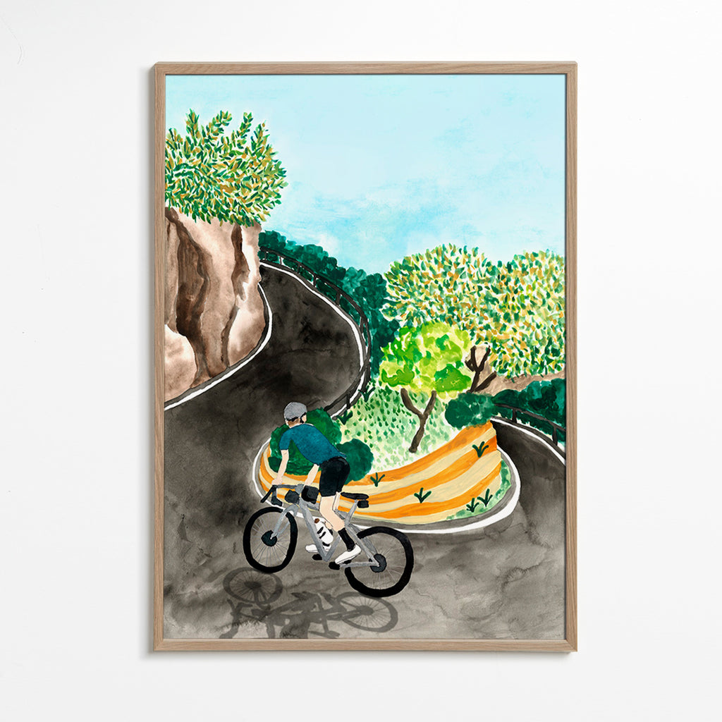 Quadro paesaggio con ciclista in curva di montagna