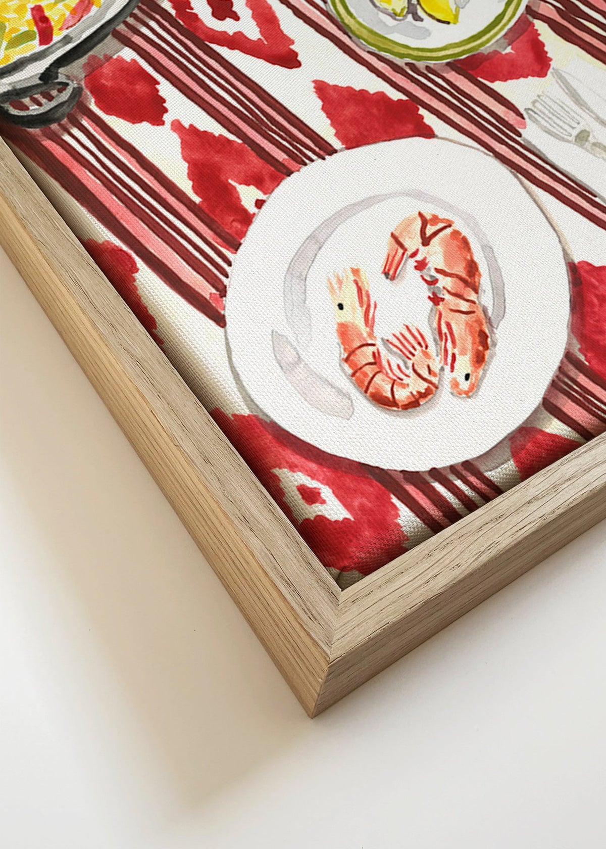 Arte da cucina: paella e gamberi su tovaglia a fantasia