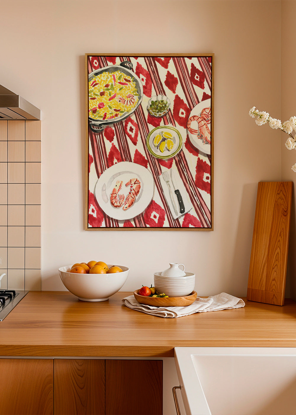 Arte da cucina: paella e gamberi su tovaglia a fantasia