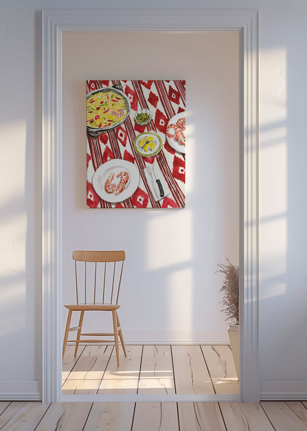 Arte da cucina: paella e gamberi su tovaglia a fantasia