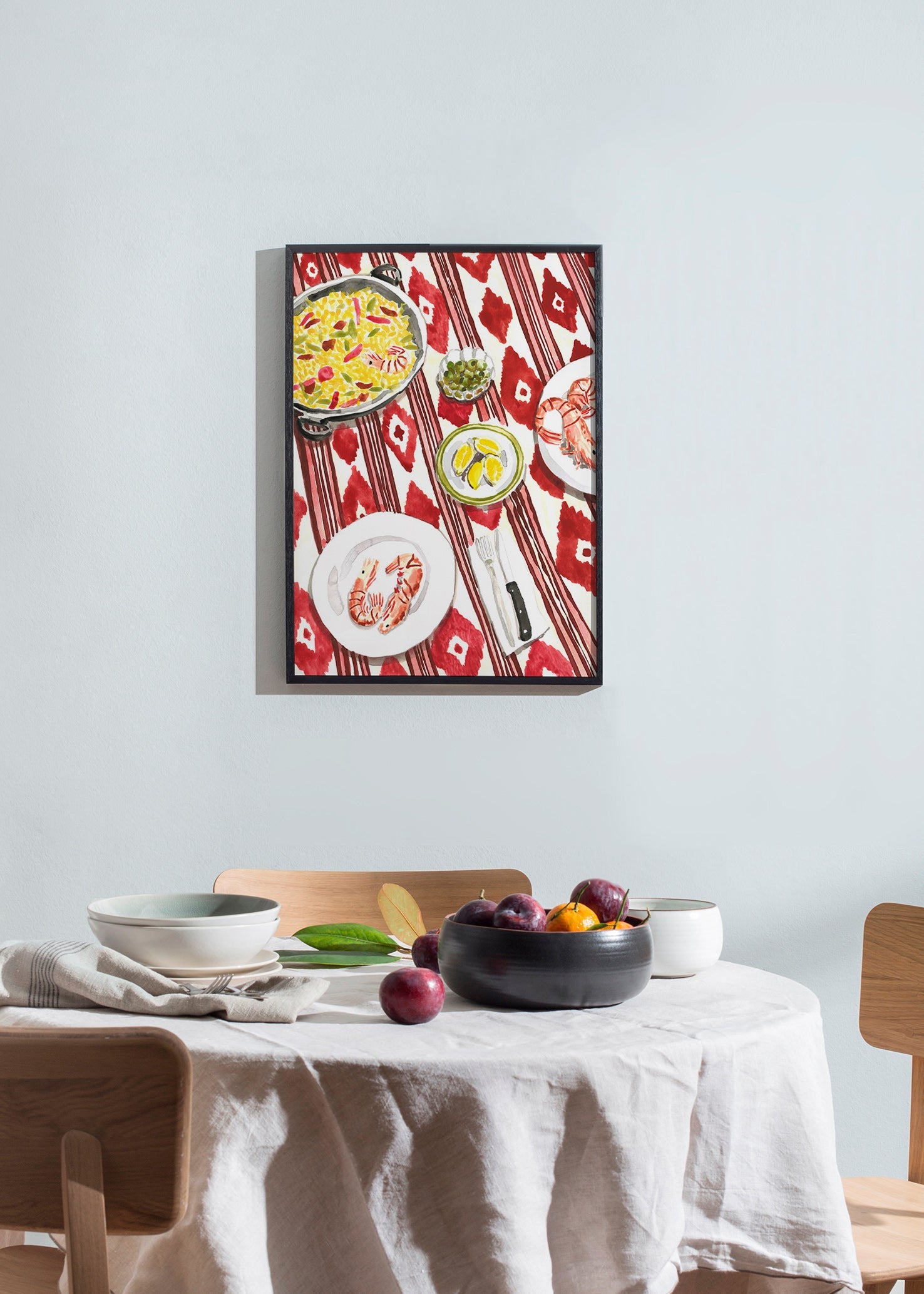 Arte da cucina: paella e gamberi su tovaglia a fantasia