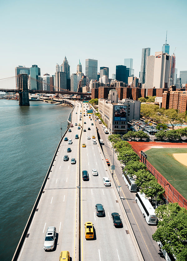 Poster di viaggio: skyline e ponte visti dall'alto