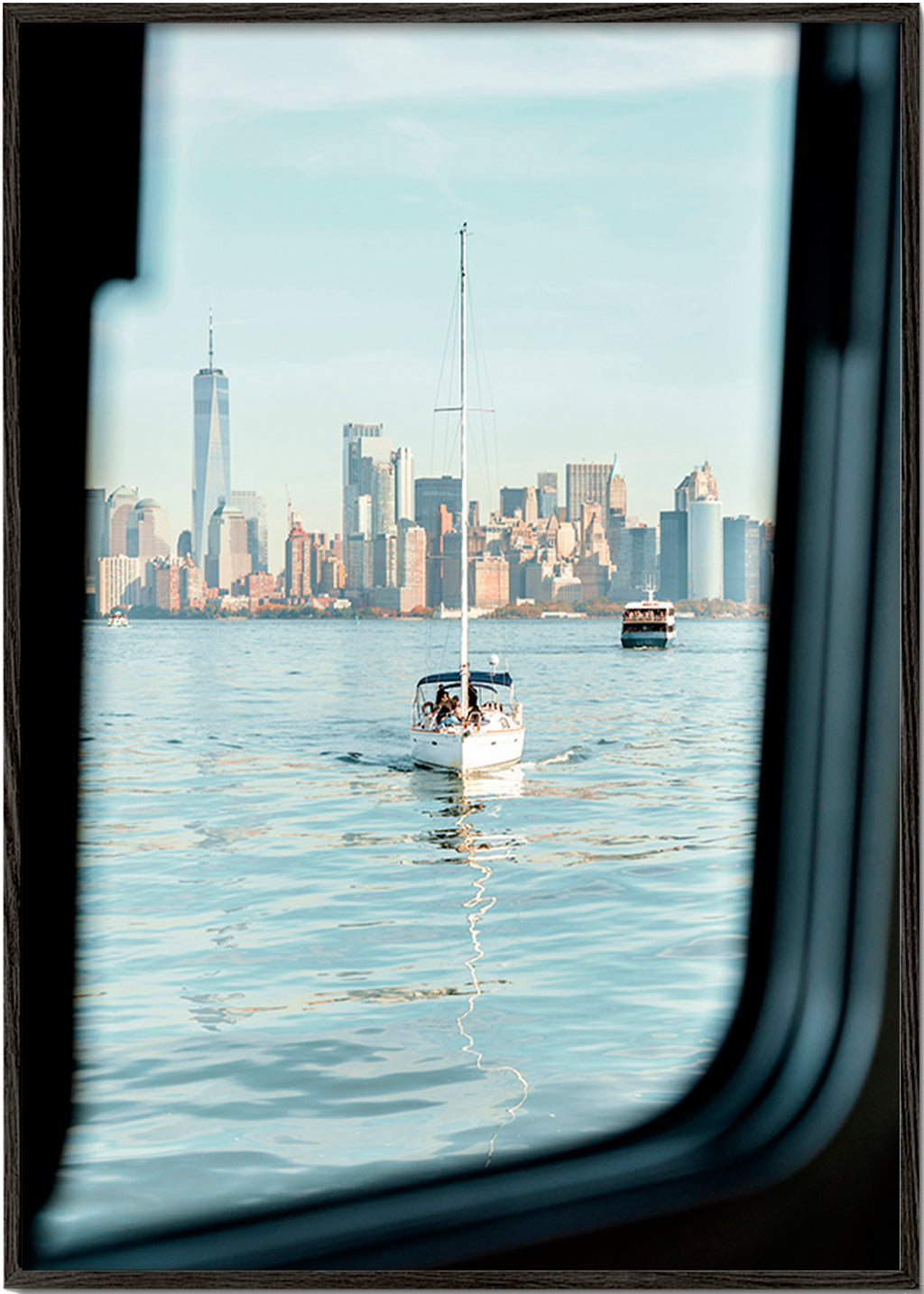 Poster di viaggio con barca a vela e skyline – Black Frame