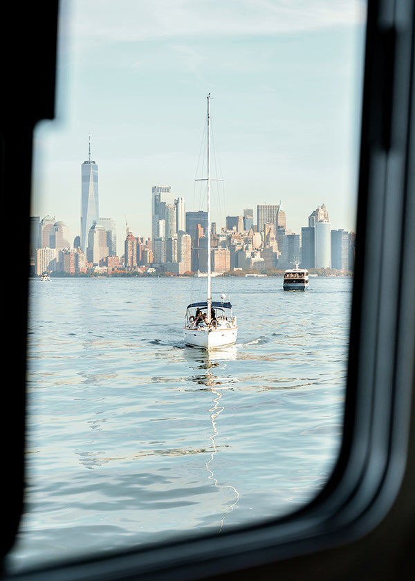 Poster di viaggio con barca a vela e skyline