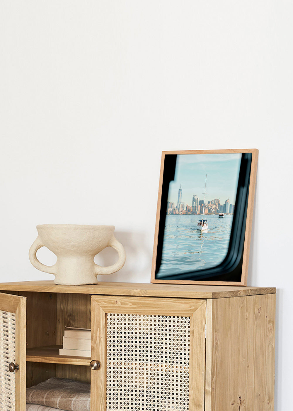 Poster di viaggio con barca a vela e skyline – Product1