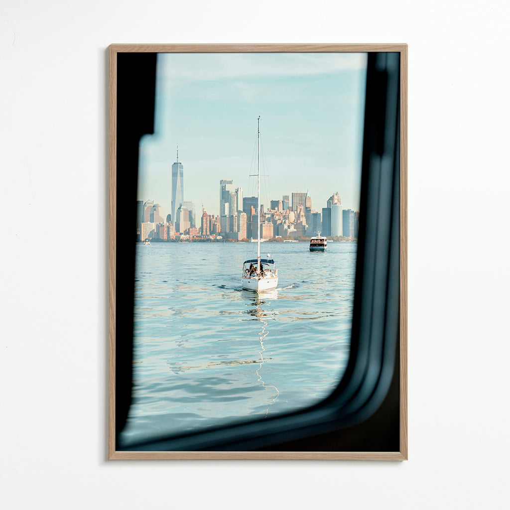 Poster di viaggio con barca a vela e skyline – Oak Frame