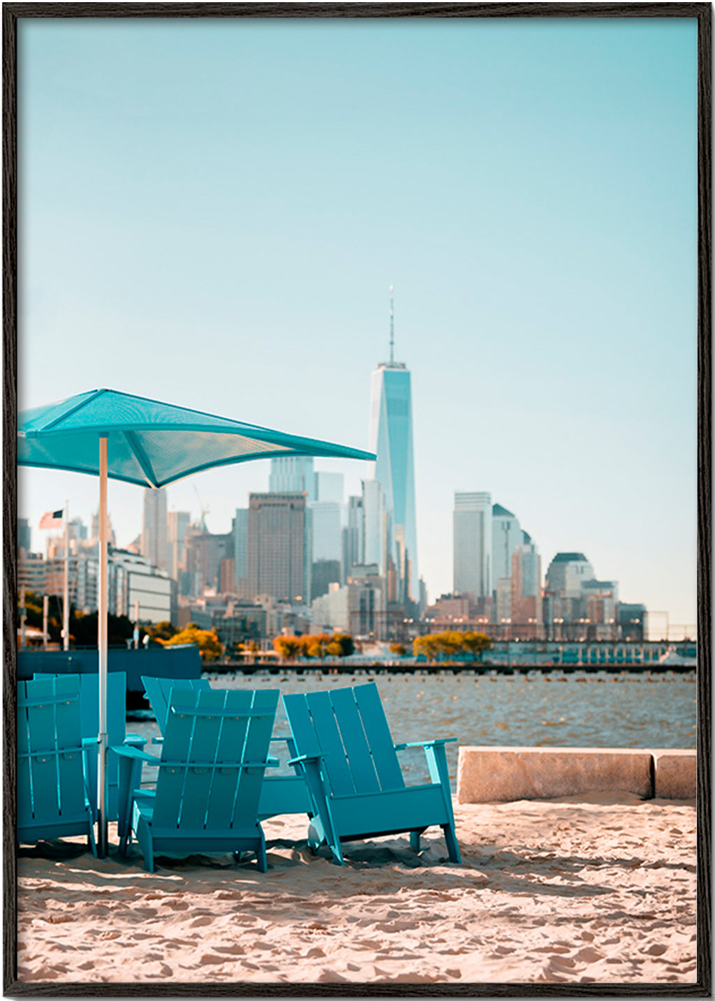 Poster di viaggio con sedie turchesi in spiaggia e skyline cittadino – Black Frame