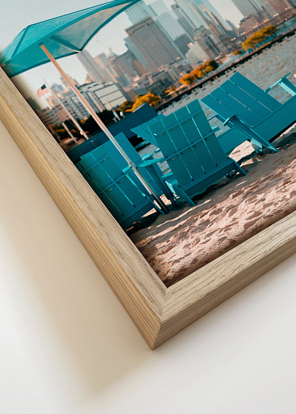 Poster di viaggio con sedie turchesi in spiaggia e skyline cittadino – Canvas detail
