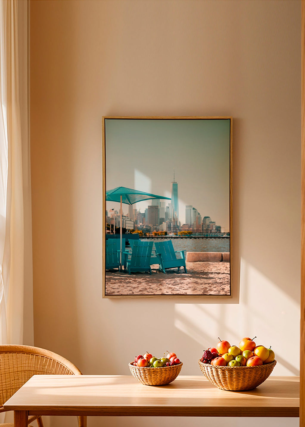 Poster di viaggio con sedie turchesi in spiaggia e skyline cittadino – Canvas1