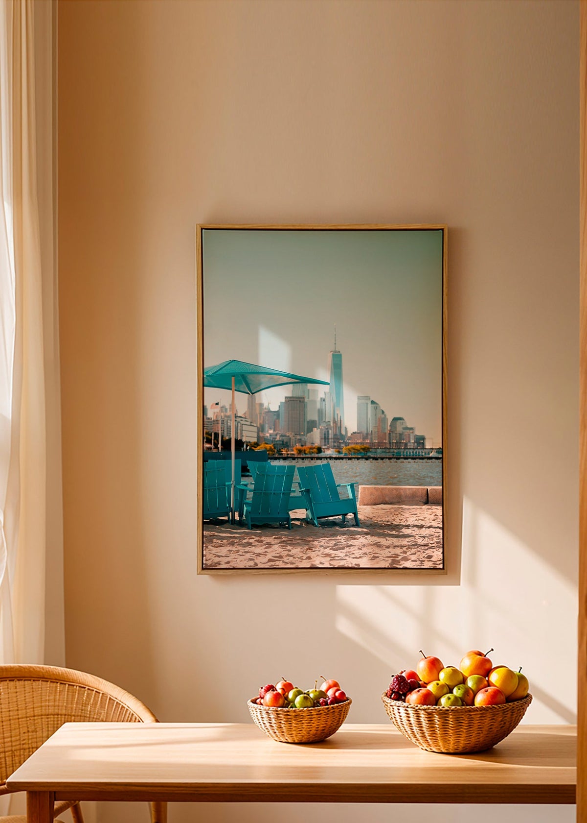 Poster di viaggio con sedie turchesi in spiaggia e skyline cittadino – Canvas1