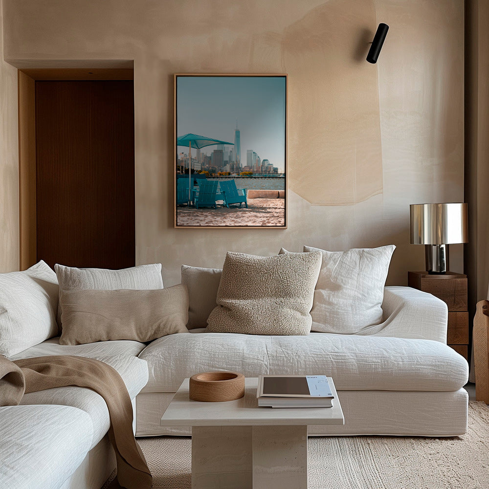 Poster di viaggio con sedie turchesi in spiaggia e skyline cittadino – Canvas2