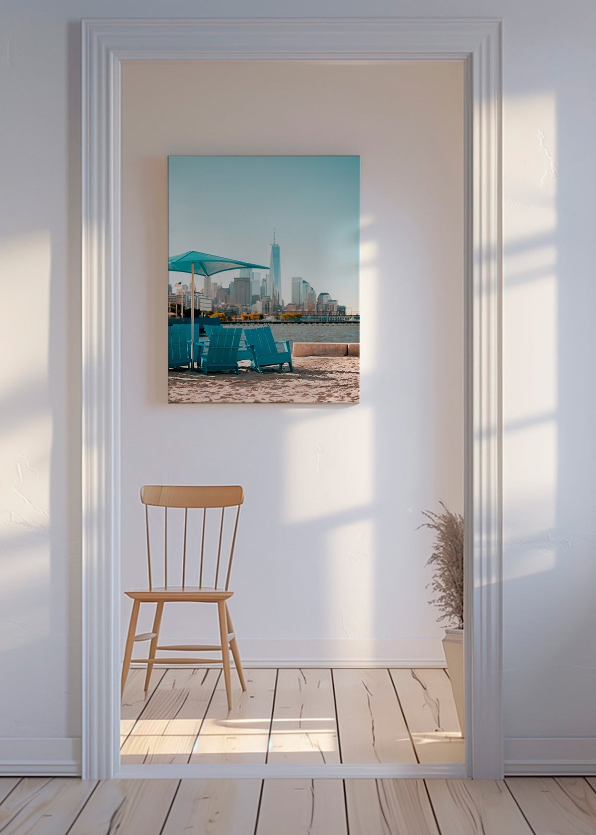Poster di viaggio con sedie turchesi in spiaggia e skyline cittadino – Canvas
