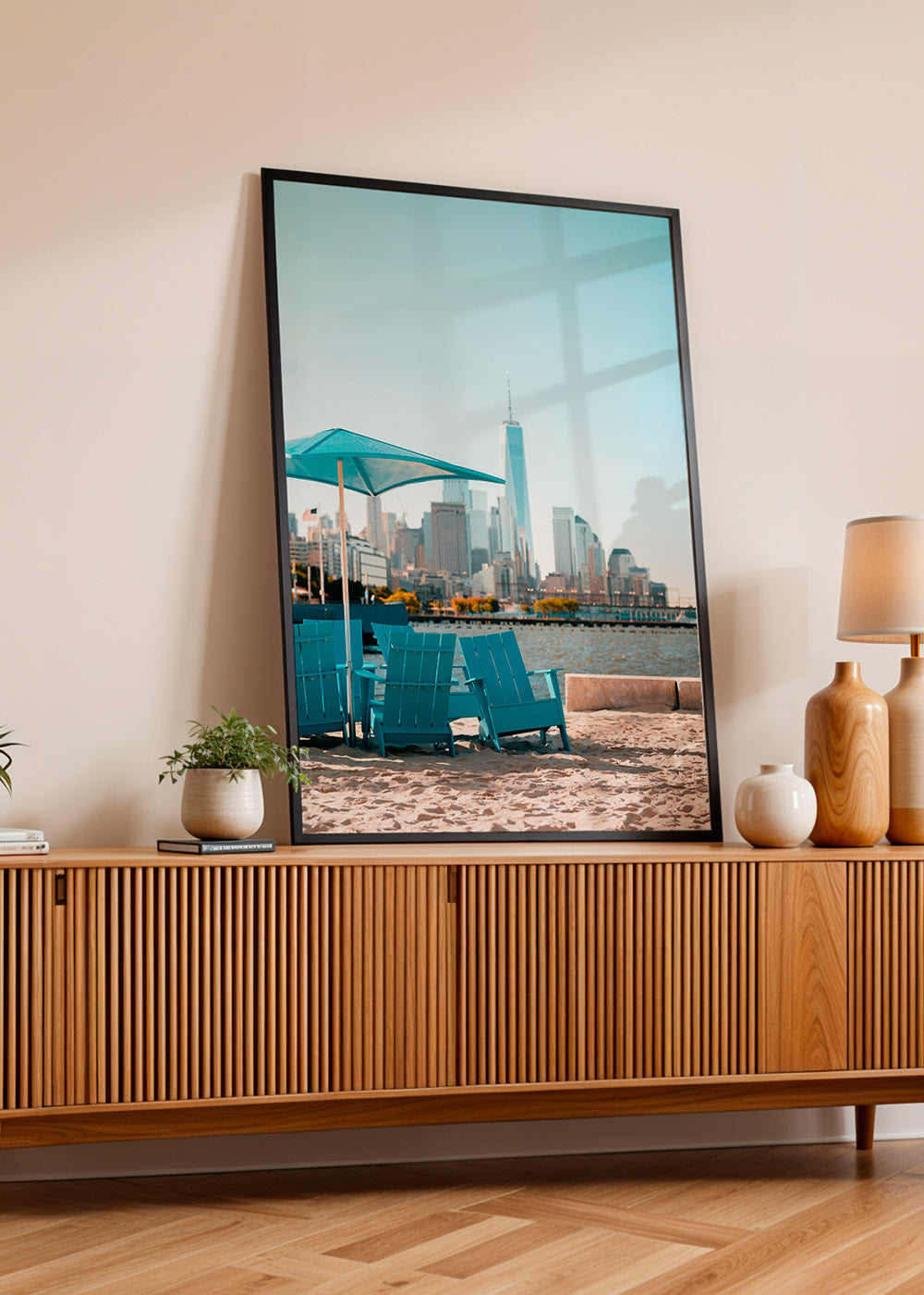 Poster di viaggio con sedie turchesi in spiaggia e skyline cittadino – Product1