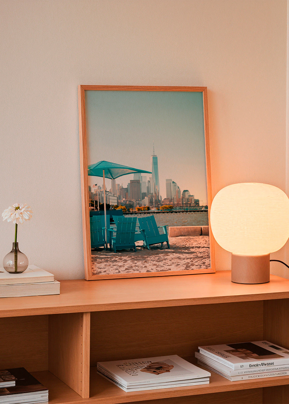 Poster di viaggio con sedie turchesi in spiaggia e skyline cittadino – Product2