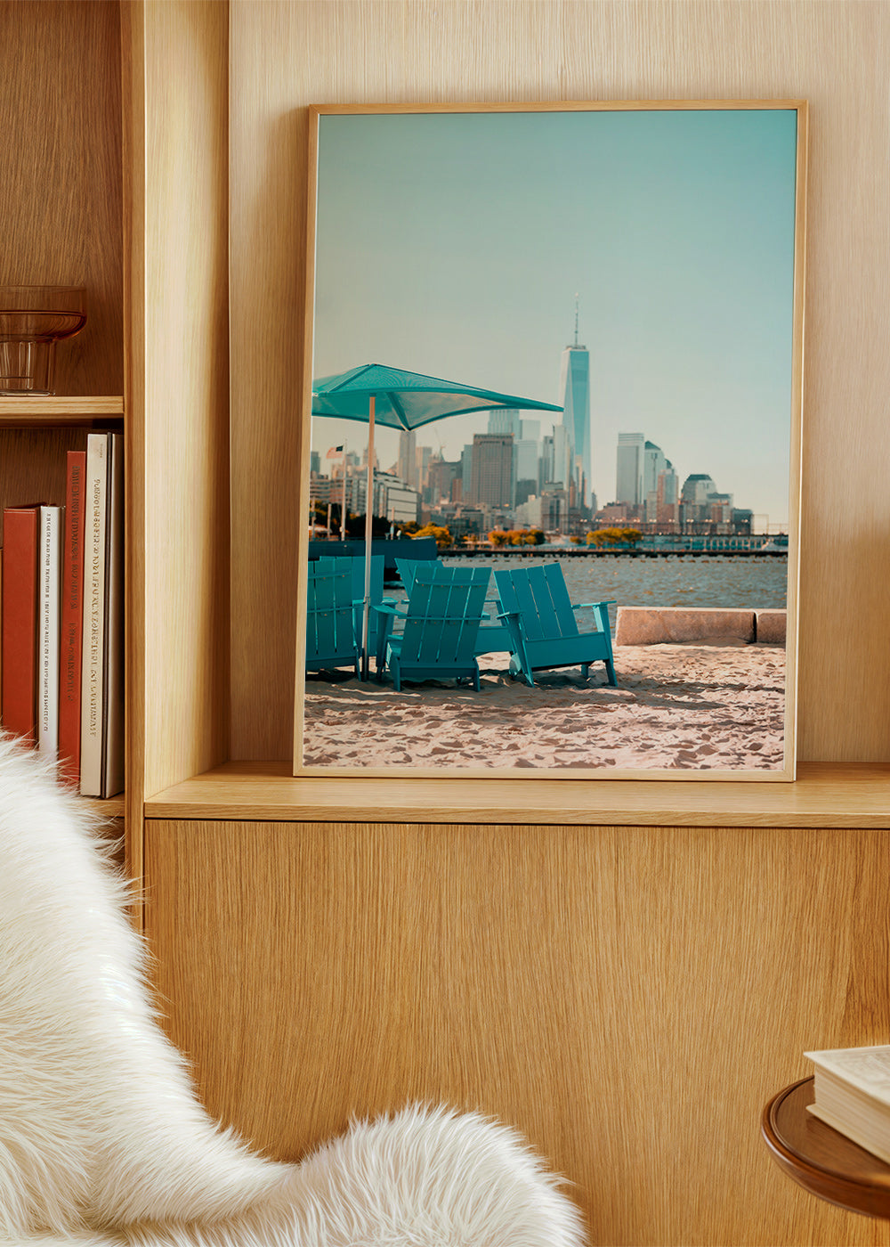 Poster di viaggio con sedie turchesi in spiaggia e skyline cittadino – Product3
