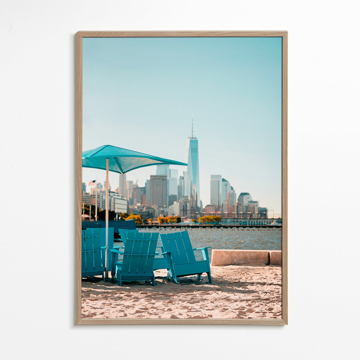 Poster di viaggio con sedie turchesi in spiaggia e skyline cittadino – Oak Frame