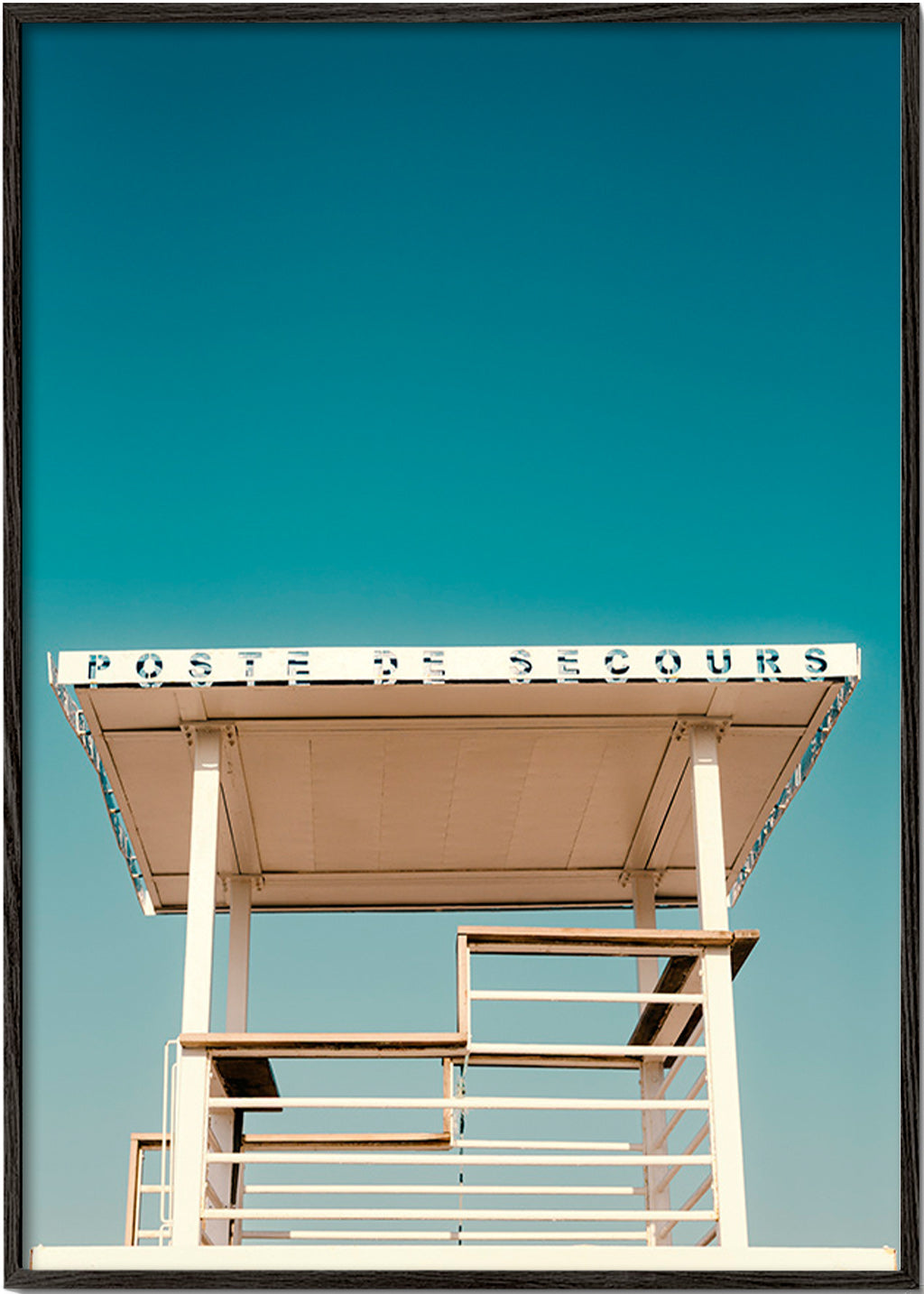 Fotografia torre di salvataggio e cielo – Black Frame