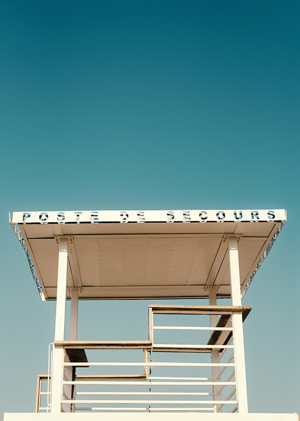 Fotografia torre di salvataggio e cielo