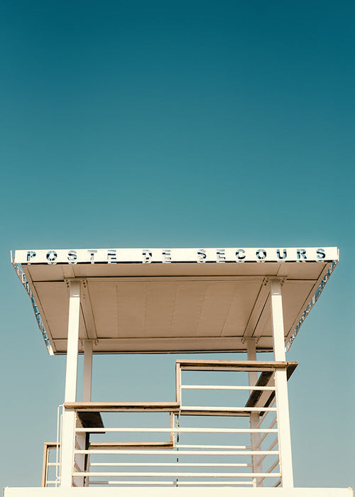 Fotografia torre di salvataggio e cielo