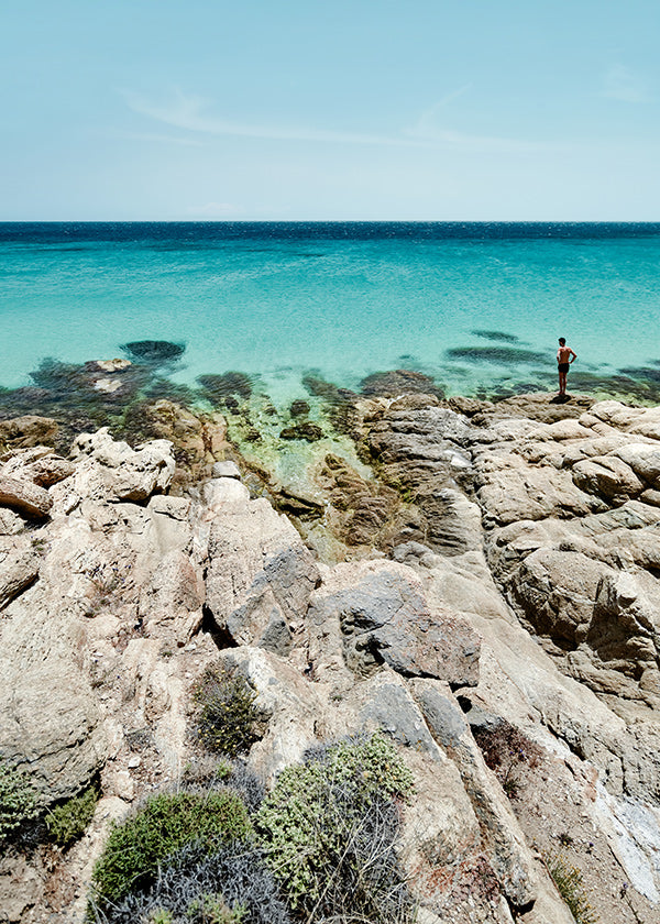Arte paesaggistica: costa rocciosa e mare turchese