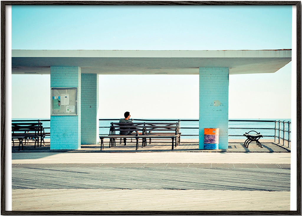Fotografia del molo con panchina solitaria – Black Frame