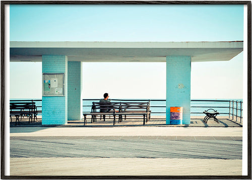 Fotografia del molo con panchina solitaria – Black Frame