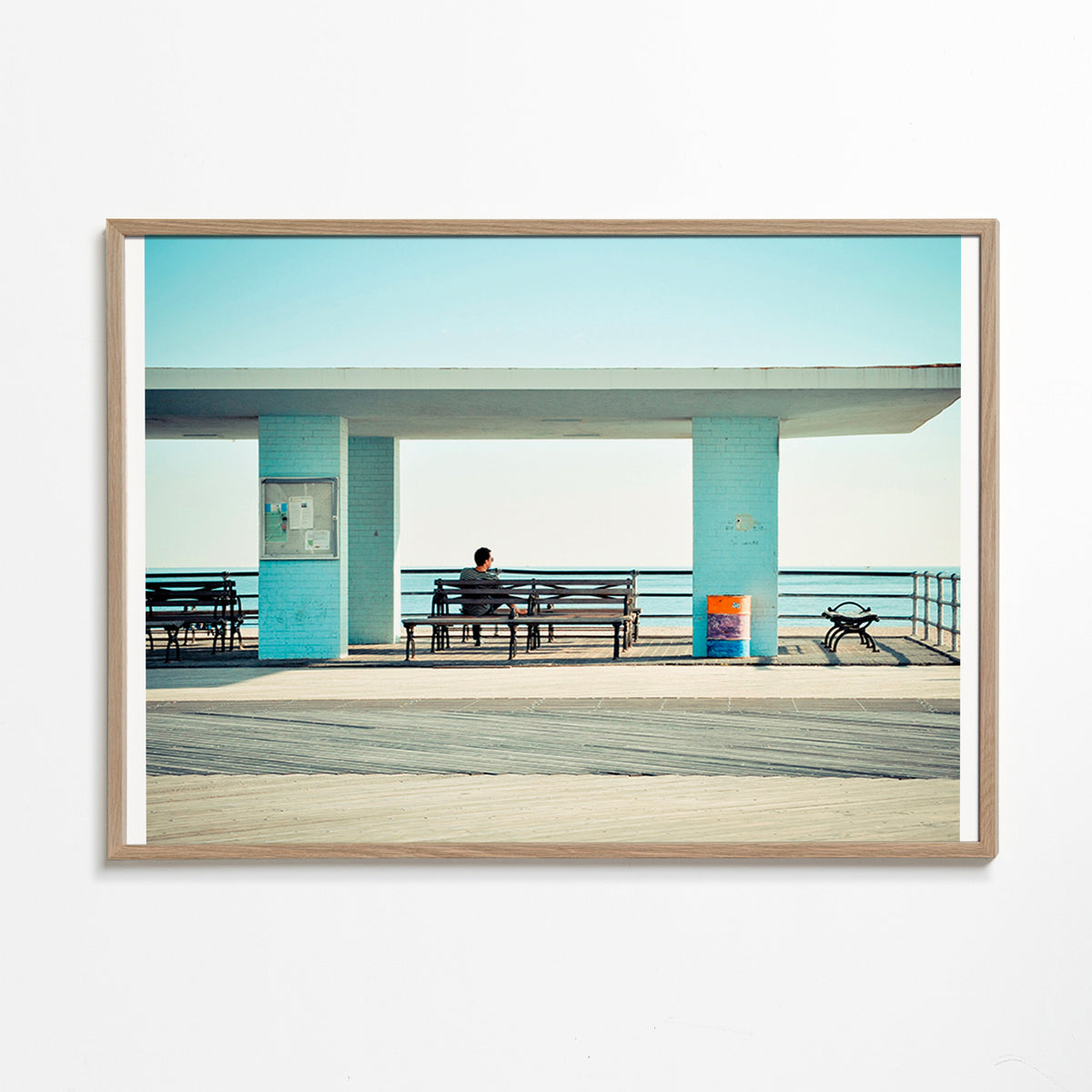 Fotografia del molo con panchina solitaria – Oak Frame