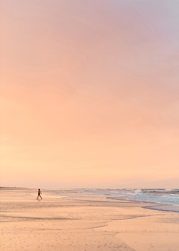 Arte paesaggistica: spiaggia all'alba in toni pastello