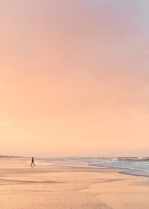 Arte paesaggistica: spiaggia all'alba in toni pastello