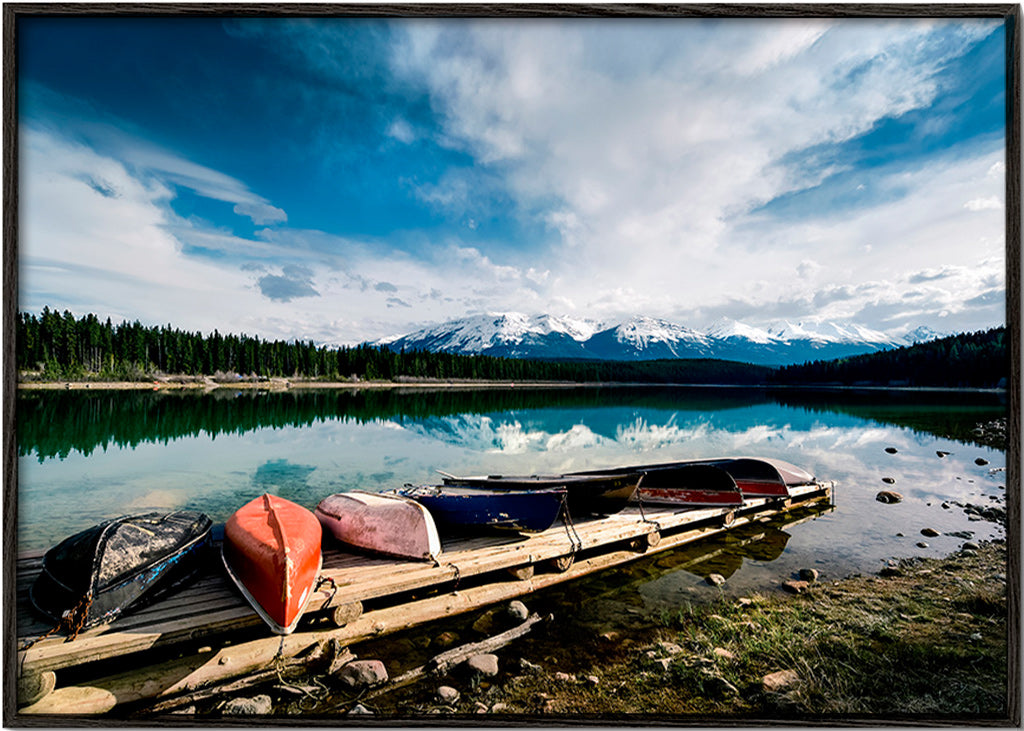 Quadro paesaggio con canoe sul pontile – Black Frame