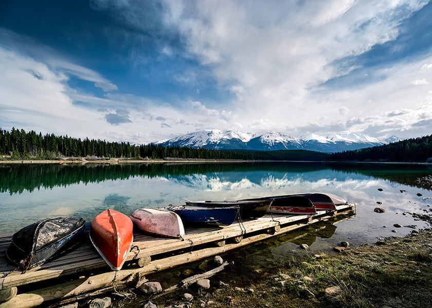 Quadro paesaggio con canoe sul pontile