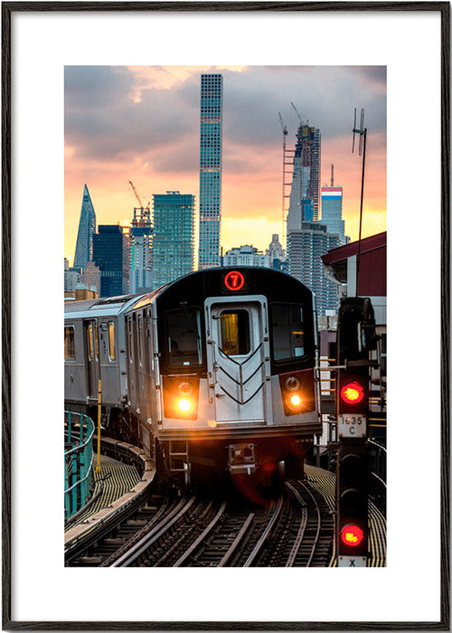 Poster di viaggio: Metropolitana 7 al tramonto – Black Frame