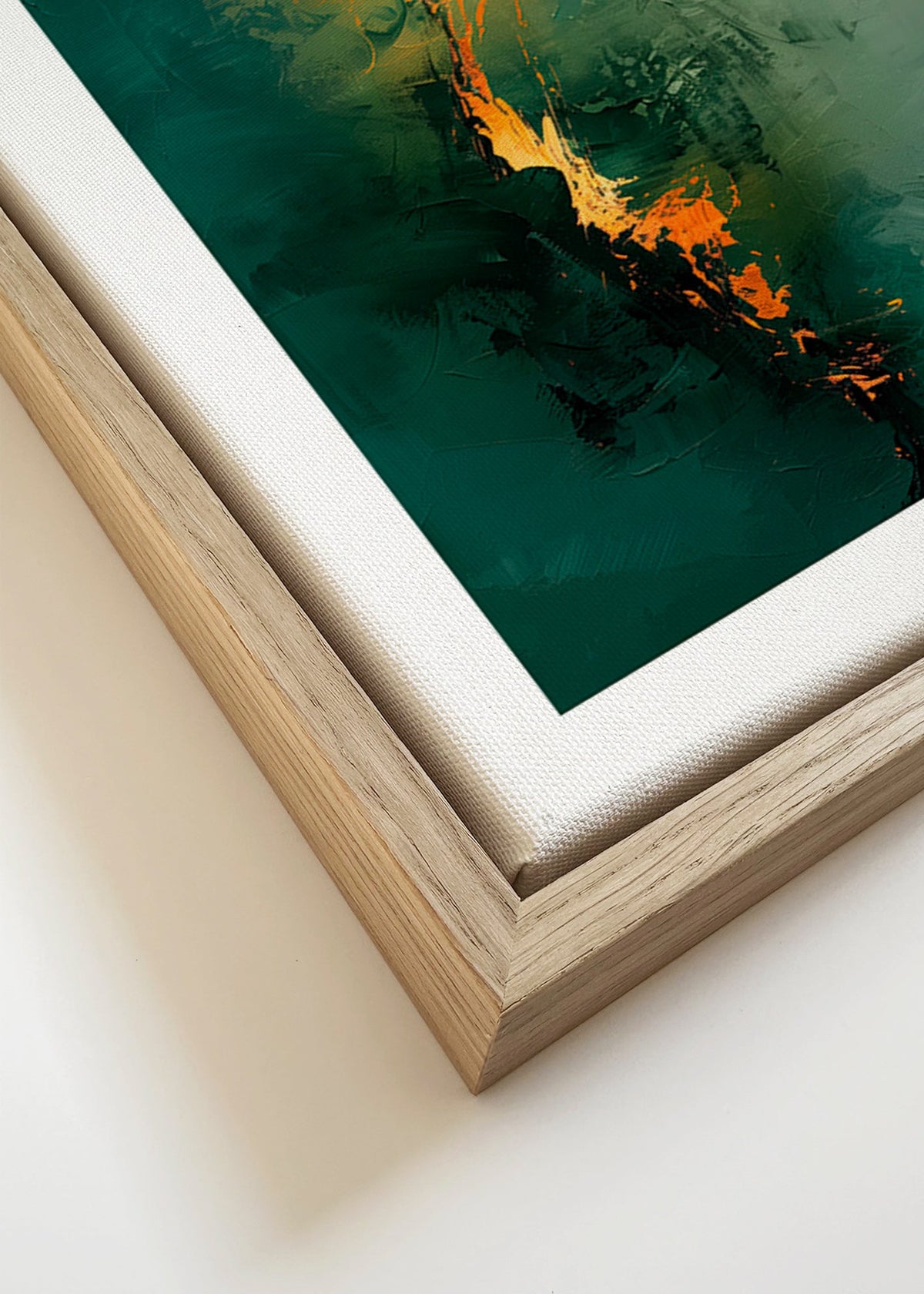 Quadro astratto con venature verdi e tocchi arancio – Canvas detail