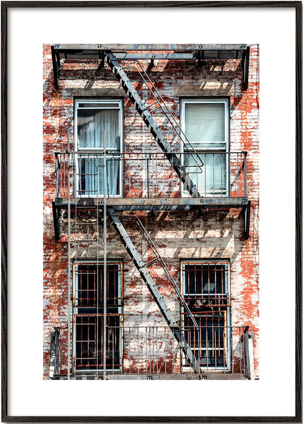Fotografia urbana di facciata con scala antincendio – Black Frame