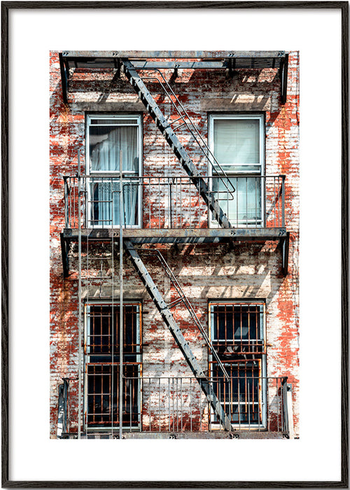 Fotografia urbana di facciata con scala antincendio – Black Frame