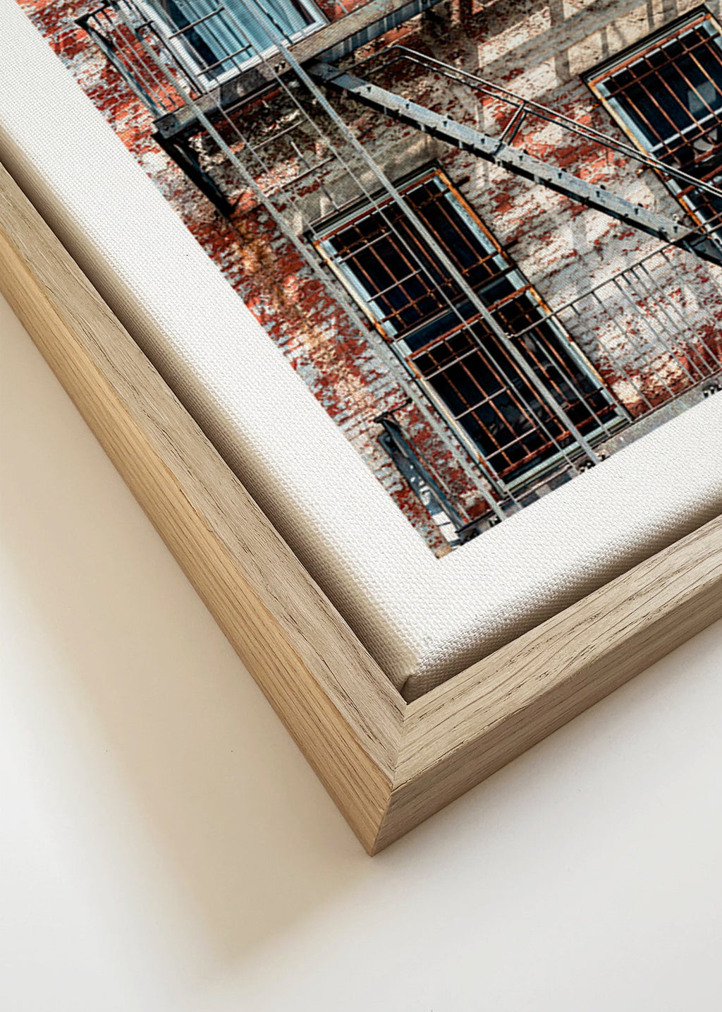 Fotografia urbana di facciata con scala antincendio – Canvas detail