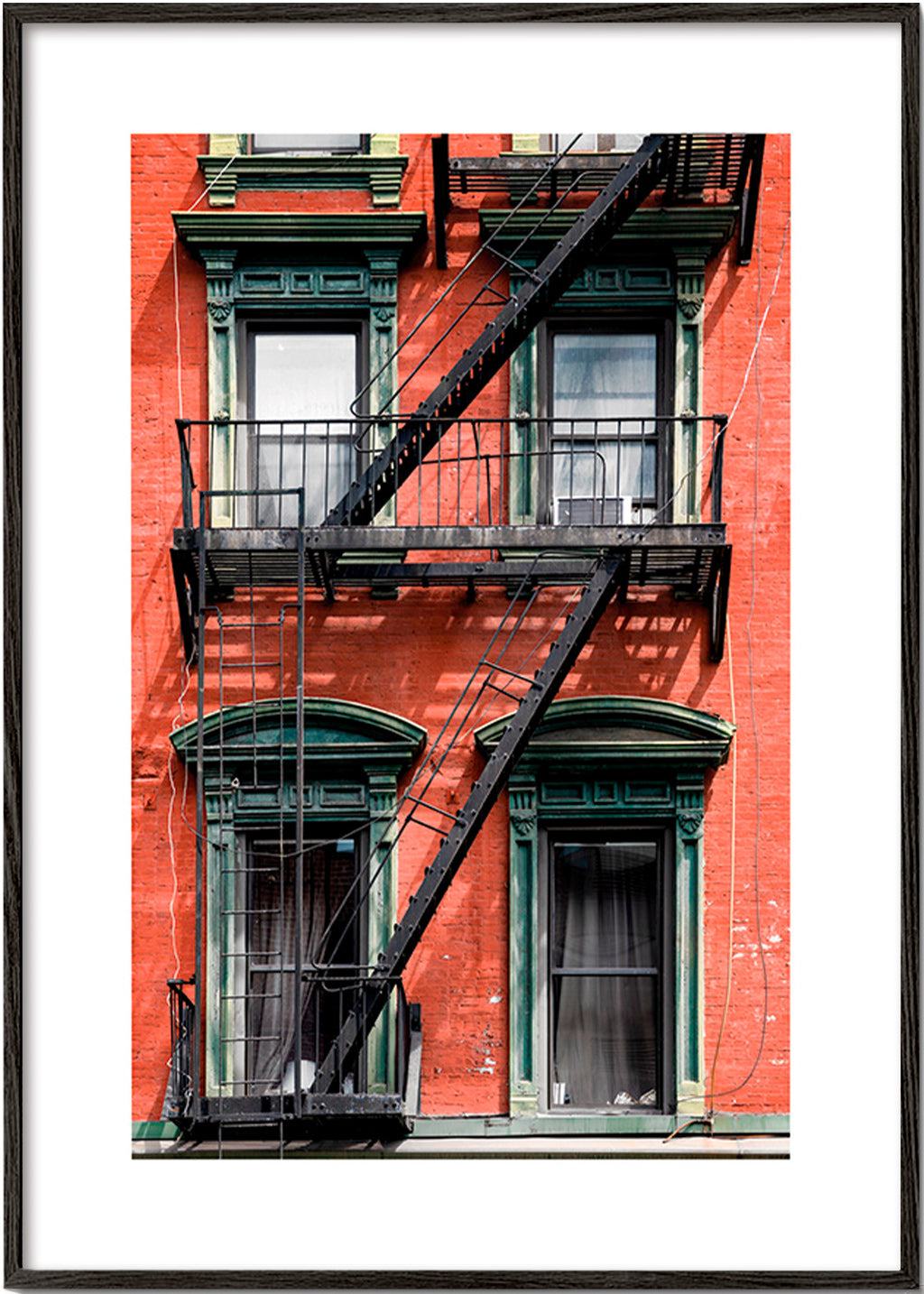Quadro città: facciata di NY con scala antincendio – Black Frame