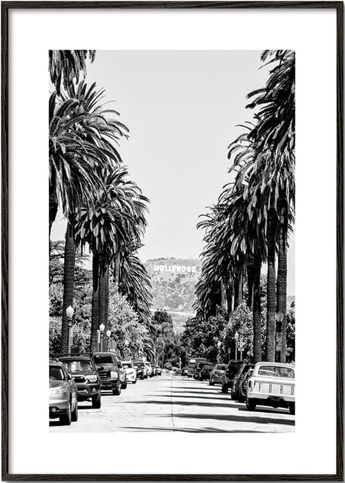 Poster di città: strada con palme a Hollywood in bianco e nero – Black Frame